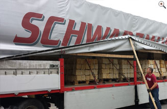 Sandsteinmauersteine auf Paletten