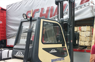 Sandsteinmauersteine auf Paletten