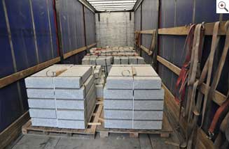 Granitplatten und Stufen