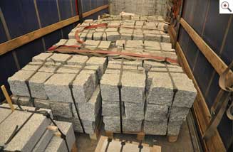 Granitmauersteine auf Paletten