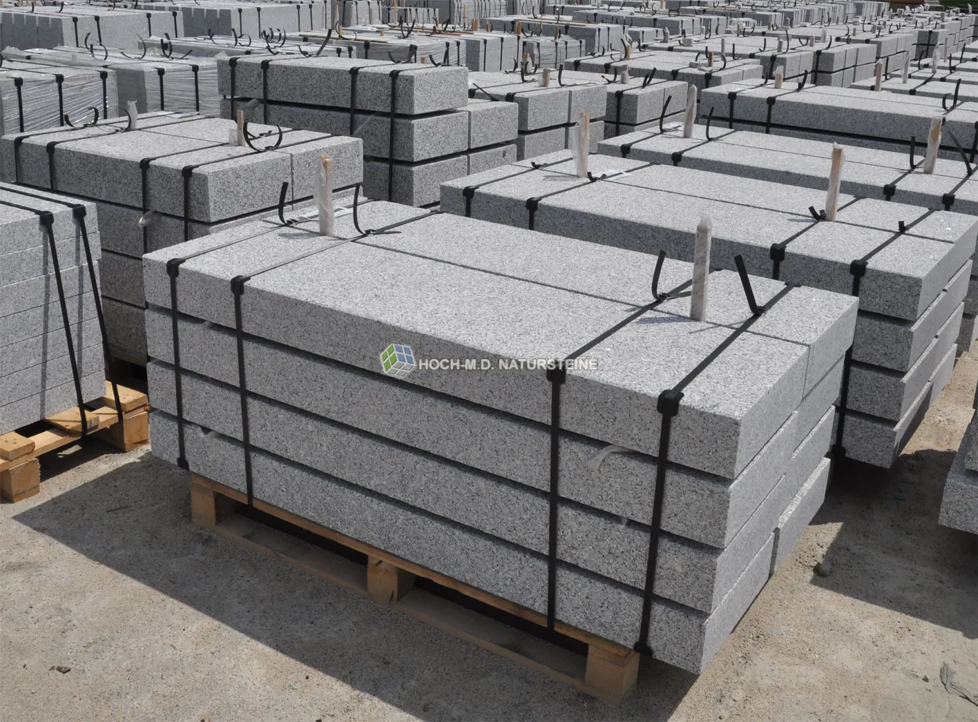Granitstufen kaufen - Granitblockstufen und Palisaden nach Maß, geflammt oder gestockt