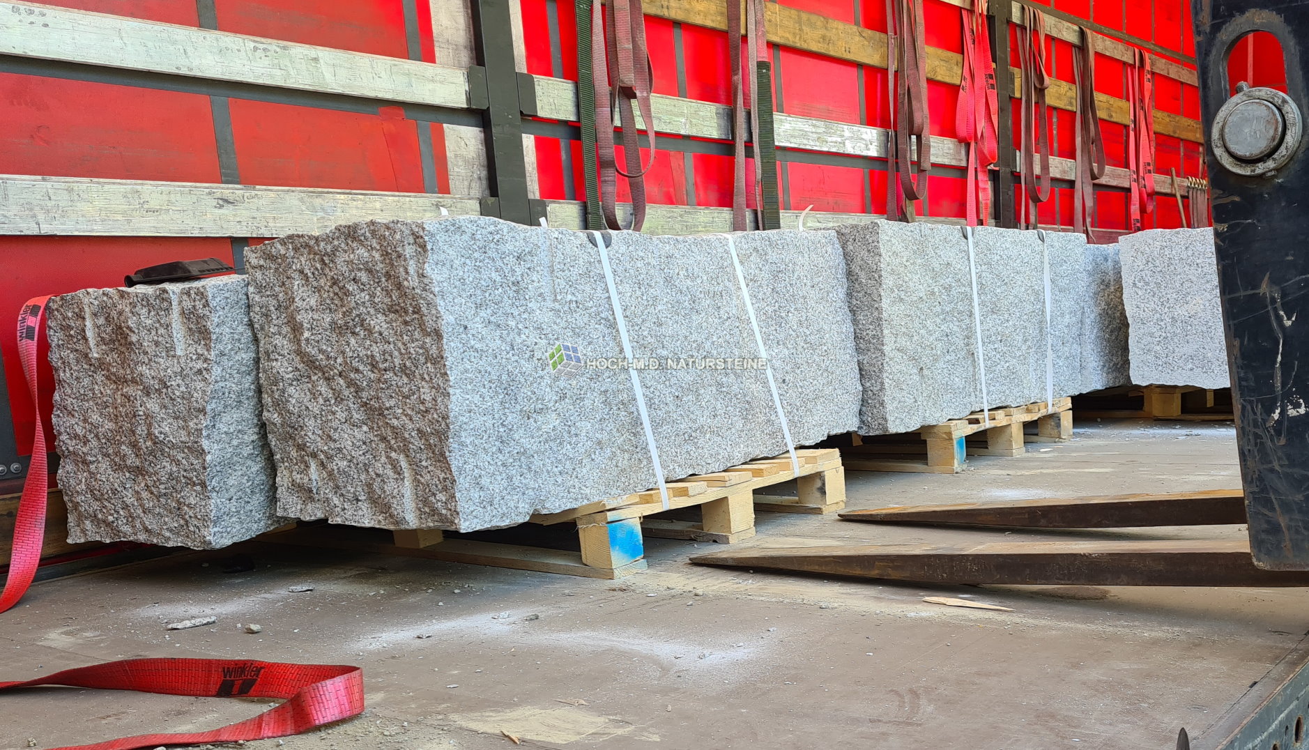 Granitquader Verladung auf einem LKW