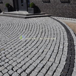 Laban-2 edelgrau Mittelkorn und Nordit schwarz Feinkorn Granitpflastersteine noch nicht verfugt